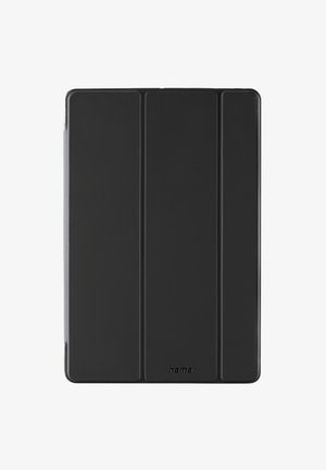 Schwarze dreifach faltbare Tablettabdeckung mit eingeprägtem "hama"-Logo in der unteren rechten Ecke, entworfen zum Schutz des Bildschirms.