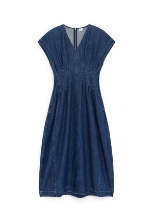 Tummansininen denimmekko midi-pituisena, jossa V-kaula-aukko, liehukehihat, istutettu vyötärö, paneelisaumat ja takana vetoketjusuljin.