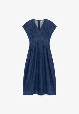 Abito midi in denim blu scuro con scollo a V, maniche a cappuccio, vita aderente, cuciture a pannelli e chiusura con zip sul retro.