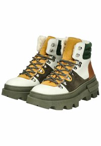 Stivali da trekking colorati con pelle bianca, suede marrone e verde, accenti beige, suola verde spessa e occhielli metallici con lacci.