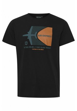 Juodas medvilnės polo marškinėlis su retro aviakompanijos grafika mėlynoje ir oranžinėje spalvose, su tekstu "AIR EXPRESS" ir lėktuvo dizaino elementais.