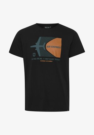 Zwarte katoenen t-shirt met een retro luchtvaartgrafiek in blauw en oranje, met tekst inclusief "AIR EXPRESS" en designelementen van een vliegtuig.