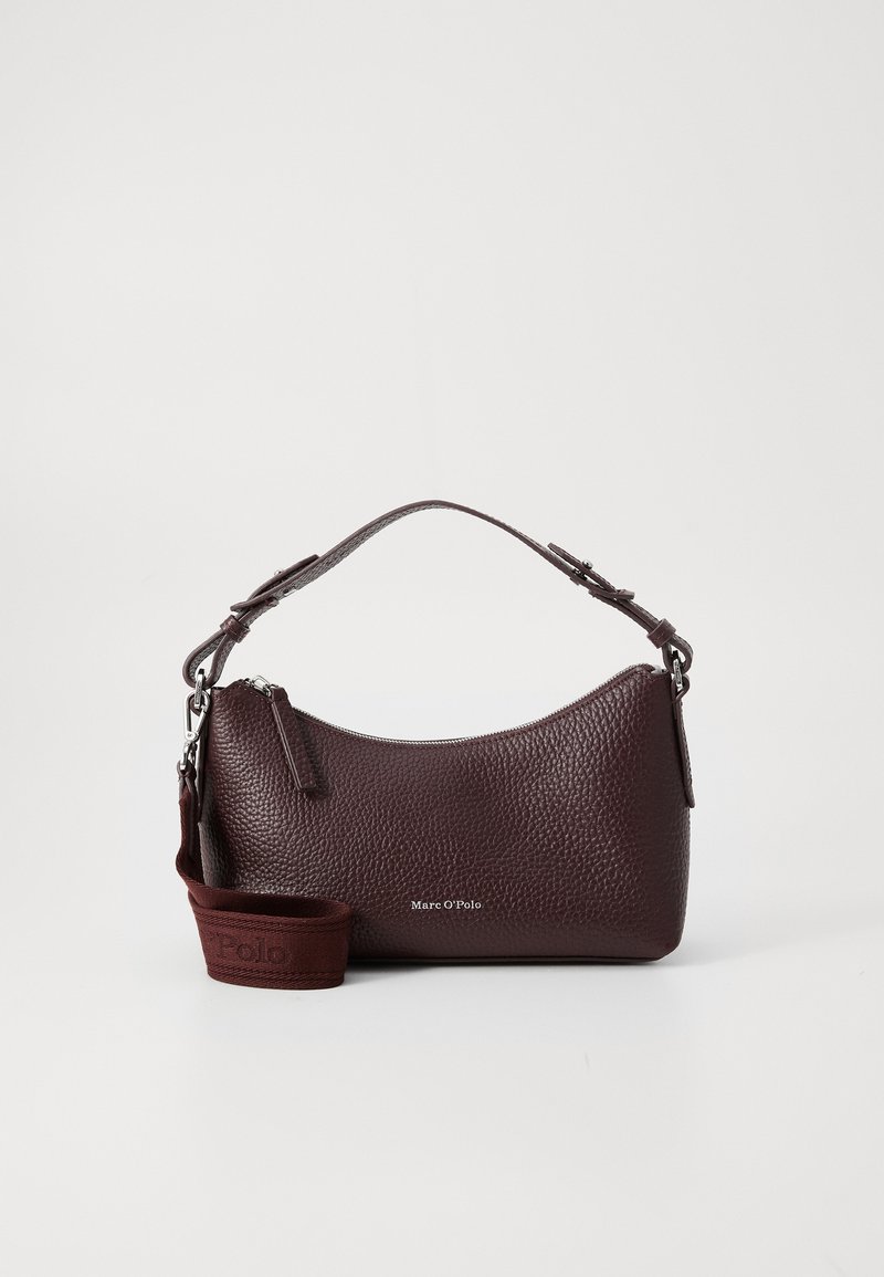 Sac à main en cuir bordeaux avec une finition texturée, doté d'une seule poignée supérieure, d'une fermeture éclair et d'une bandoulière détachable pour plus de polyvalence.
