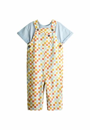 Completo per bambino con camicia a maniche corte azzurro chiaro e salopette a quadri multicolore con bottoni e tasca frontale.