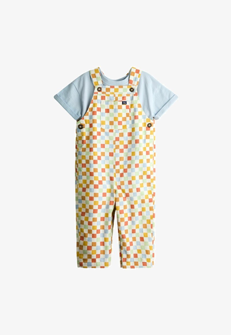 Tenue pour tout-petit avec chemise à manches courtes bleu clair et salopette à carreaux multicolores avec boutons et poche avant.