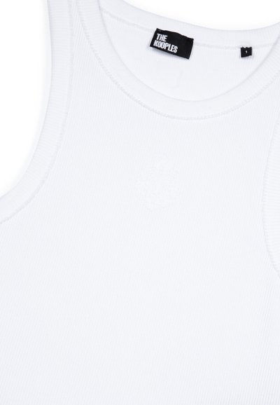 Witte geribde tanktop met een ronde halslijn, voorzien van een subtiel reliëf logo op de voorkant en een zwart merklabel aan de achterkant.