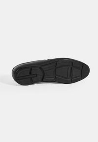 Zwarte schoenzool met een gestructureerd patroon, uitgerust met een vlak, glad ontwerp en meerdere groeven voor grip. Duurzaam rubbermateriaal.