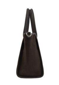 Borsa tote in camoscio marrone scuro con due manici in pelle, caratterizzata da un accento in anello argentato e un design affusolato. Texture liscia con bordi cuciti.