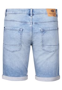Pantalones cortos de mezclilla de color azul claro con un diseño desgastado, dobladillos enrollados y dos bolsillos traseros, que cuentan con una etiqueta de cuero marrón en la cinturilla.