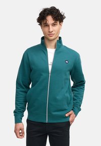 Felpa con zip di colore verde acqua, dotata di un colletto alto, con un piccolo logo sul petto, polsini a coste e una texture liscia.