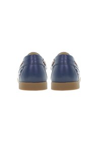 Navy modré kožené boty s hladkým povrchem, se světlou gumovou podešví a dekoračními akcenty po stranách a vzadu. Jednoduchý design.