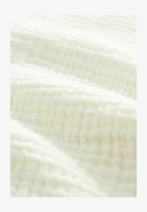 Tekstuirano platno u mekoj bijeloj boji s naboranim uzorkom, koje prikazuje suptilne varijacije i lagani, prozračni izgled.