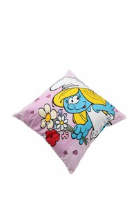 Cuscino quadrato con uno sfondo rosa che presenta un personaggio dei cartoni animati che tiene dei fiori; colori vivaci, texture liscia, accenti bianchi e dettagli a forma di cuore.