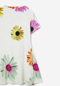 Abito a maniche corte in tessuto a coste bianco, con stampe di margherite colorate in giallo, rosa e verde. Orlo svasato con vestibilità rilassata.