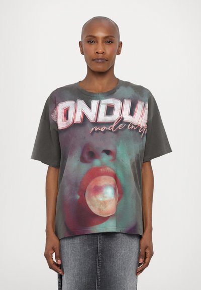 T-shirt grigio oversize con una stampa grafica colorata di un volto che soffia una bolla. Tessuto morbido con scollatura rotonda e maniche corte.