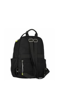 Mochila negra con un tejido texturizado, correas dobles para el hombro, bolsillo frontal con cremallera y detalles en verde lima en el tirador de la cremallera.