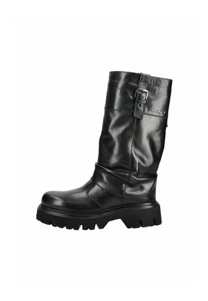 Schwarzer Lederstiefel bis zur Mitte der Wade mit dicker Profilsohle, rundem Zehenbereich und seitlichem Schnallenriemendetail.