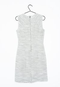 Graues ärmelloses Kleid aus strukturiertem Stoff, mit einem Reißverschluss auf der Rückseite und einem seitlichen Schlitz. Das Design hat diagonale Schulternähte.