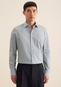 Camicia con bottoni in un motivo a quadri blu chiaro e bianco; tessuto di cotone, maniche lunghe e colletto classico con bottoni bianchi.
