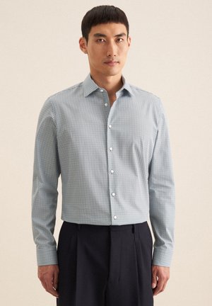 Camicia con bottoni in un motivo a quadri blu chiaro e bianco; tessuto di cotone, maniche lunghe e colletto classico con bottoni bianchi.