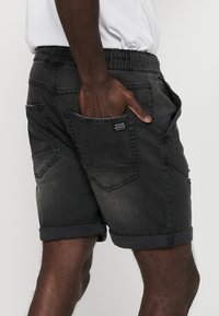 Koroshi BERMUDA JOGGER - Džinsa auduma šorti - denim black denim