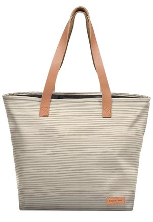 Sac fourre-tout beige avec de fines rayures horizontales noires et des poignées en cuir marron clair, avec un petit patch logo rectangulaire Eastpak en bas.