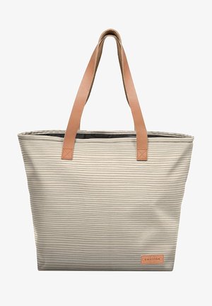 Bolso tote beige con finas rayas horizontales negras y asas de cuero color canela, con un pequeño parche rectangular con el logo de Eastpak en la parte inferior.