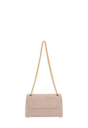Beige und gemusterte Schultertasche mit einem Kettenriemen in goldfarben, ausgestattet mit einer strukturierten rechteckigen Form und einem Klappenverschluss.