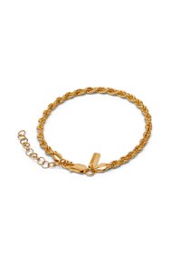 Bracelet en métal doré torsadé avec fermeture à fermoir et chaîne réglable. Présente un design texturé et de petites étiquettes gravées pour le détail.