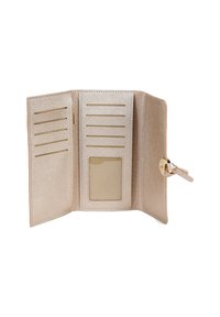 Cartera beige de tres pliegues abierta, mostrando múltiples ranuras para tarjetas y una ventana clara para la identificación, con un cierre de broche en tono dorado en el lado derecho.