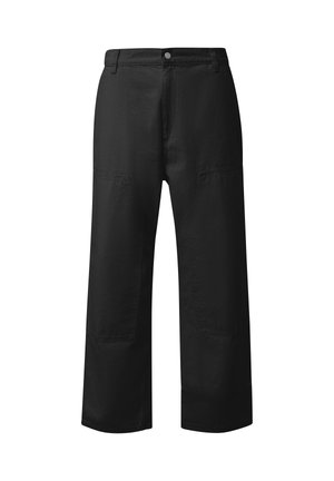 Czarne, szerokie spodnie o gładkiej fakturze, z dwiema przednimi kieszeniami i zapięciem na guzik w talii.