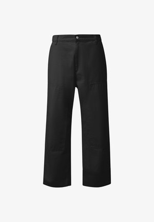 Zwarte, wijde broek met een gladde textuur, voorzien van twee zijzakken en een knoopsluiting aan de taille.