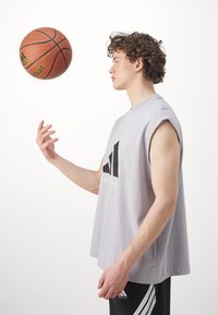 adidas Performance TEE - T-shirt imprimé - glory grey