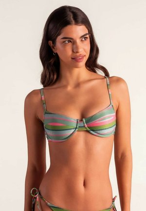 Top de bikini a rayas verdes y rosas con soporte de aros, tirantes delgados ajustables y un acabado brillante, que presenta patrones de olas superpuestos.