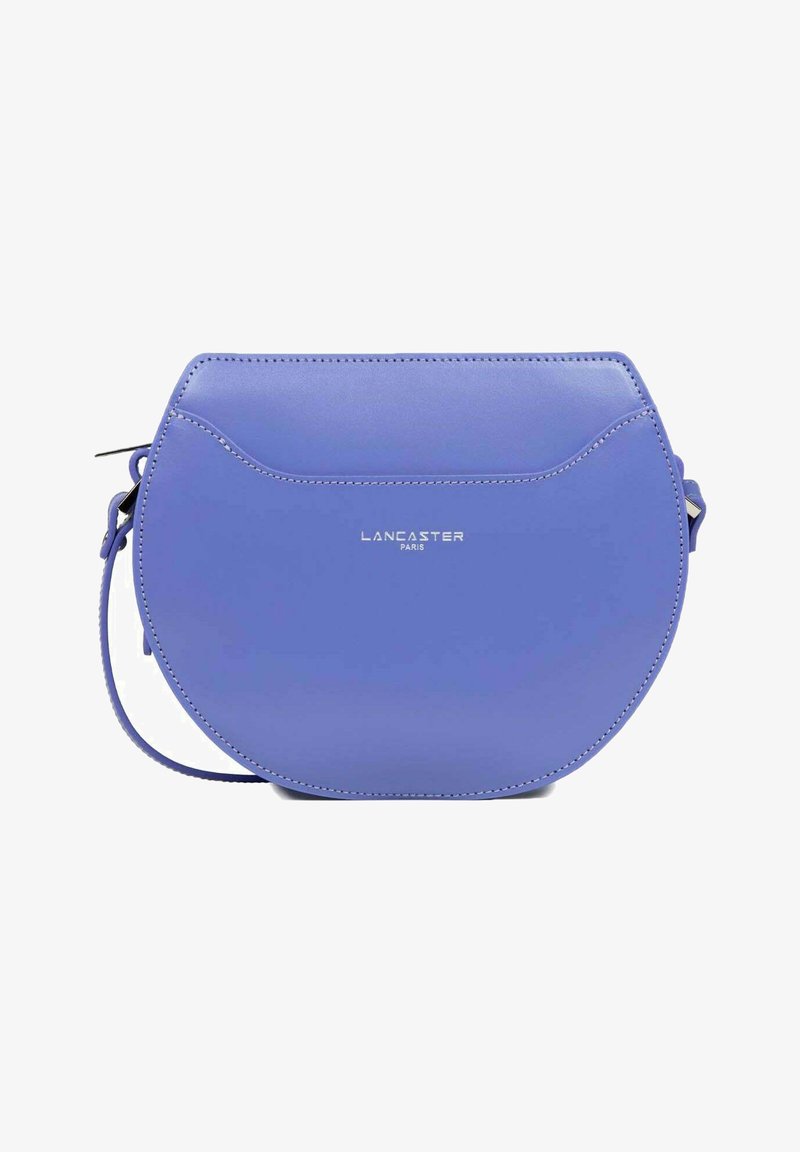 Borsa a tracolla in pelle viola dalla forma curvilinea, con chiusura a zip frontale, logo impresso e tracolla regolabile. Texture liscia con cuciture sottili.