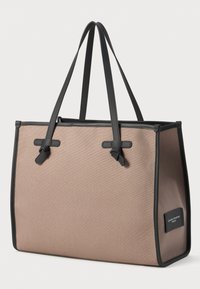 Beige stoff tote bag med svarte skinnakenter, rektangulær form, to håndtak og merkelapp på siden. Strukturert overflate.