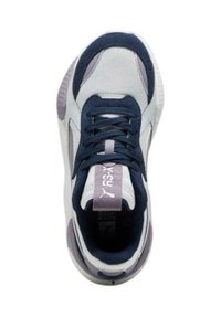 Baskets avec une tige en mesh gris, des accents marine et un talon violet. Comprend des lacets et une étiquette de langue de marque. Conception à bout rond.