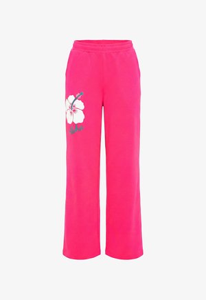 Pantalones de pierna ancha de color rosa brillante con cinturilla elástica, flor de hibisco blanca y texto "Aloha" en color teal en el muslo izquierdo.