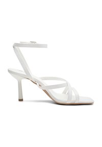 Sandali con tacco alto bianchi, con cinturini e punta quadrata, in pelle liscia e con una sottile cinghia alla caviglia. Il tacco ha un design a stiletto sottile.