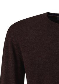 Dunkelbrauner gestrickter Pullover mit Rundhalsausschnitt, der die Schultern und den oberen Brustbereich zeigt, auf weißem Hintergrund.