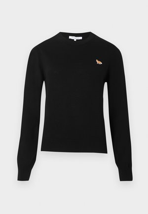 Črni pulover z dolgimi rokavi in okrolim izrezom, z majhnim vezenim oranžnim emblemom lisice na levi strani prsnega koša.