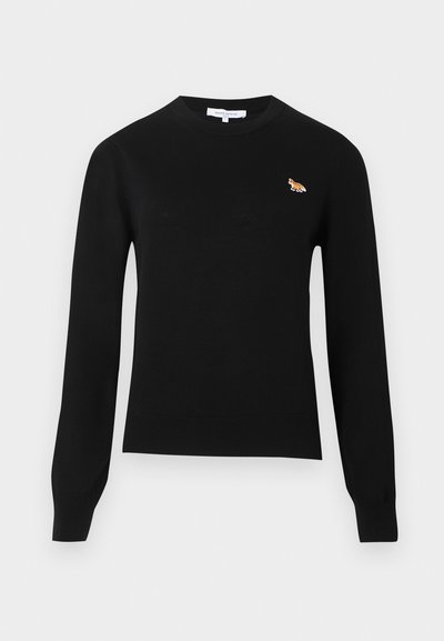 Μαύρο πουλόβερ μακρυμάνικο με στρογγυλή λαιμόκοψη και μικρό κεντημένο πορτοκαλί έμβλημα αλεπούς στο αριστερό στήθος.