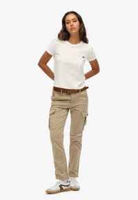 Superdry MID RISE SLIM - Cargobroek - stonewash taupe brown