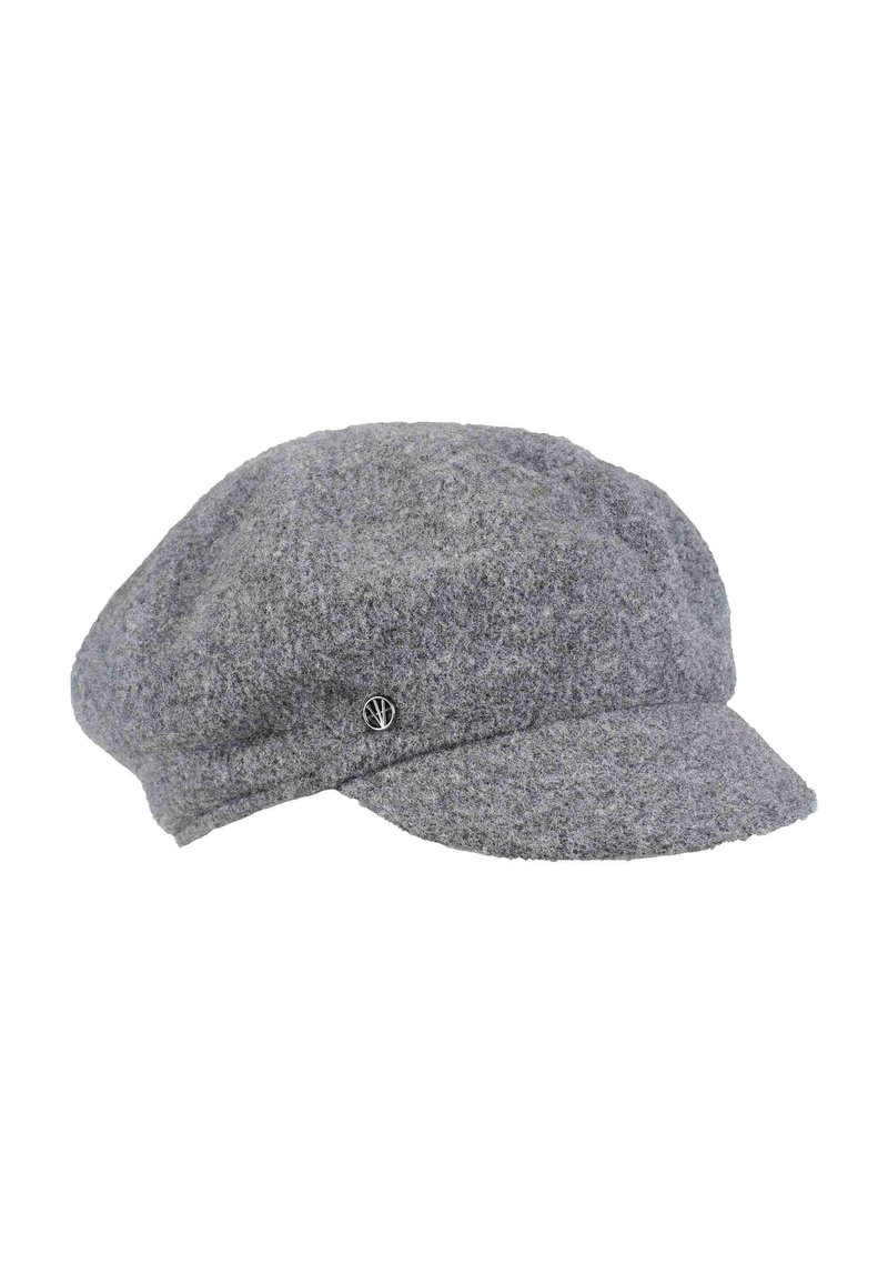 Gorra de estilo boina de lana gris con una parte superior redondeada y un ala ancha y plana. Presenta un acento de logo plateado en el costado. Superficie texturizada.