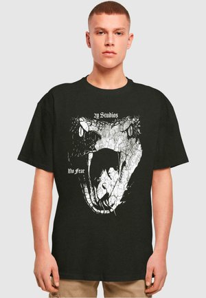 Sort bomulds-T-shirt med et stort hvidt slangemotiv med en sprækket tekstur, samt teksten "2Y Studios" og "No Fear" nedenfor designet.
