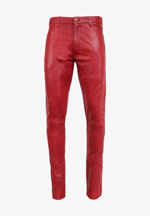Pantaloni in pelle rossa a vestibilità slim, con una texture liscia, design a cinque tasche e chiusura con bottone metallico in vita.