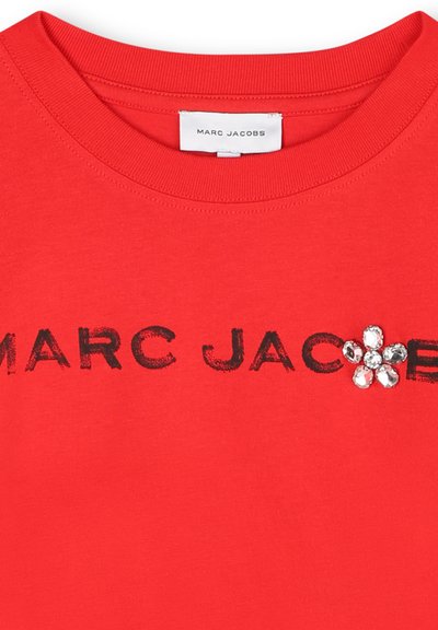 Rode katoenen t-shirt met zwarte tekst "MARC JACOBS" en een versierde bloemaccent van heldere stenen bij de hals.