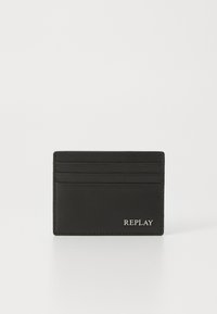 Černá kožená držitelka karet s šesti slots a stř�íbrným logem "REPLAY". Má hladký povrch a čistý, minimalistický design.