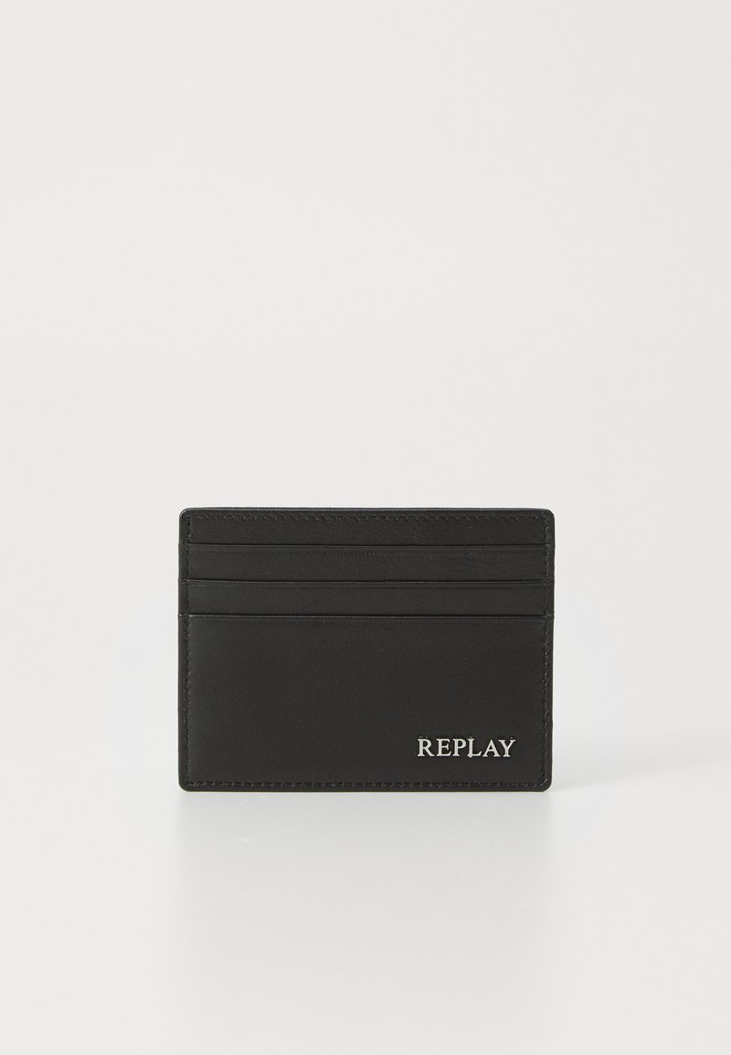 Zwart lederen kaarthouder met zes vakken en een zilveren "REPLAY" logo. Beschikt over een gladde textuur en een schoon, minimalistisch ontwerp.