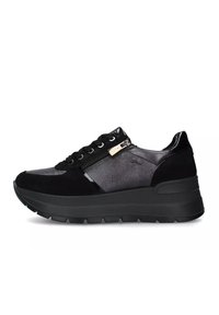 Sneaker neri con una tomaia testurizzata, realizzati in un mix di pelle e suede. Suola elevata con dettaglio della cerniera e lacci rotondi.